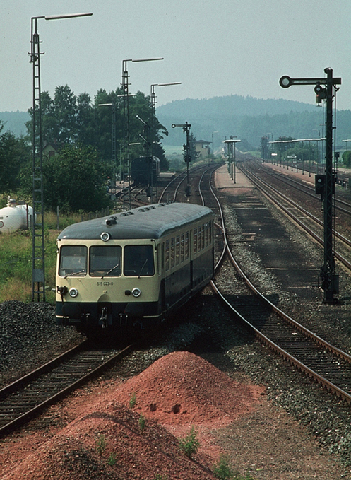 Blick vom stlichen Stellwerk auf die Ausfahrt des 515 023-0 nach Nrdlingen 