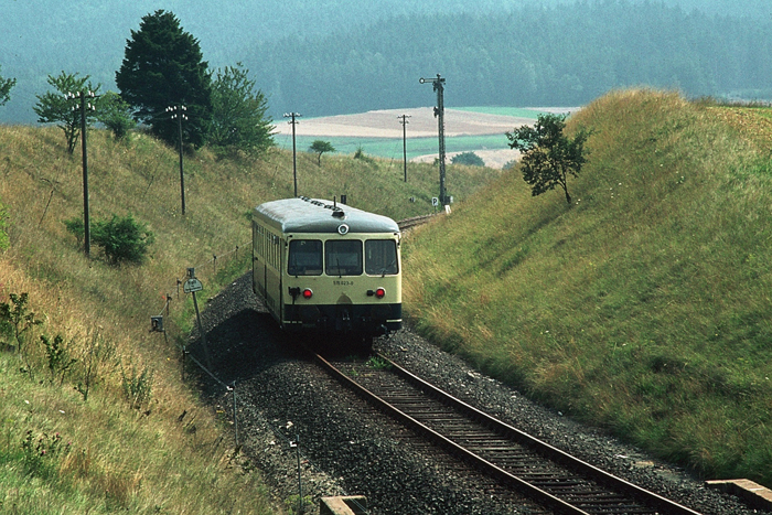 Blick vom stlichen Stellwerk auf den ausfahrenden Triebwagen