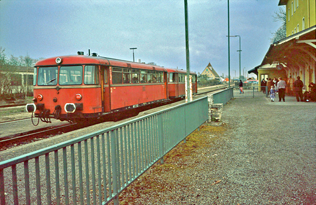 Zweiteilige Schienenbusgarnitur in Dinkelsbhl um 1989