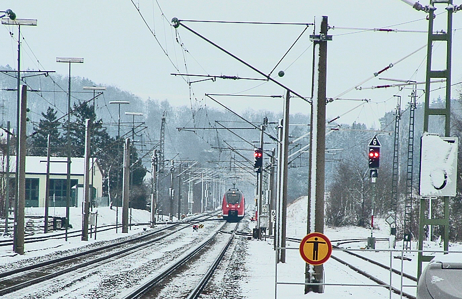 Einfahrt S-Bahnzug ET 442 229 am 10812.17 in Dombhl