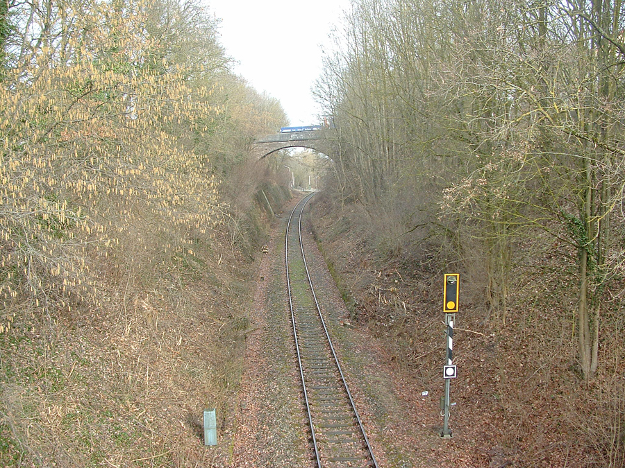 Einschnitt mit Brcke der Bechhfer Strae in Dinkelsbhl im Februar 2017