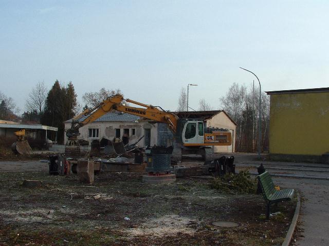 Bahnhofsvorplatz - Beginn der Abrissarbeiten