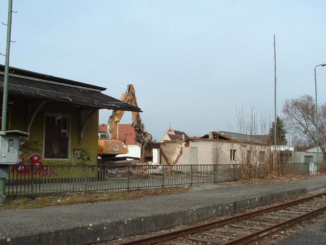 Abriss der Toilettenanlagen und der ehemaligen Bahnmeisterei