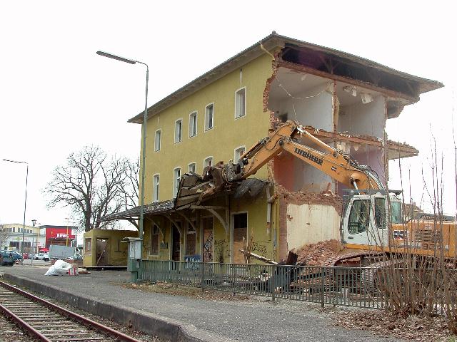 Das Bahnhofsvordach wird abgerissen