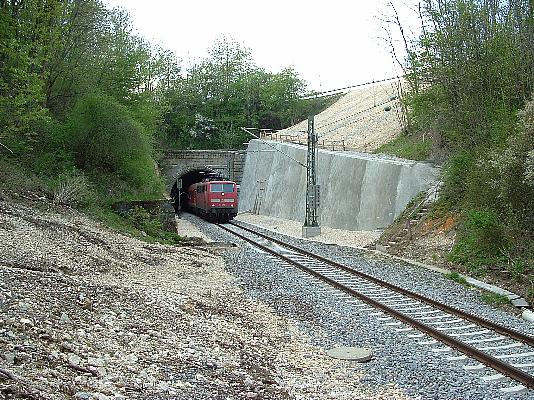 Eine 111er verlsst den Bildwasentunnel am 2.5.04