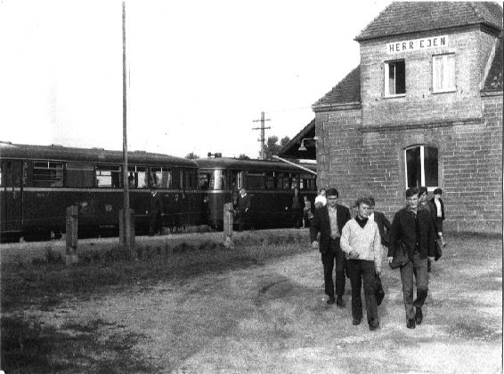 Schler am Bahnhof Herrieden