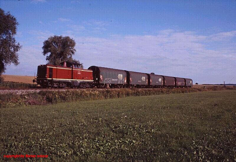 V 100 1365 der BayernBahn mit Coilzug bei Marktoffingen