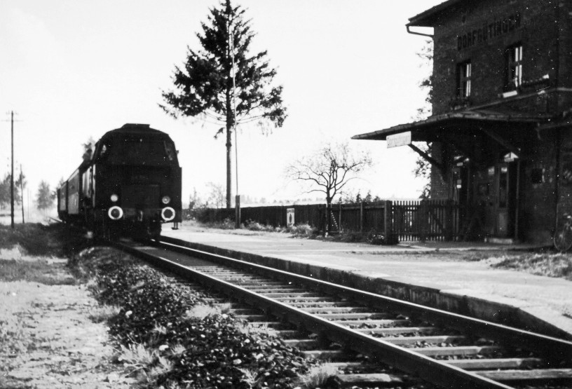 Dampflok BR 64 mit Personenzug um 1960 in Dorfgtingen