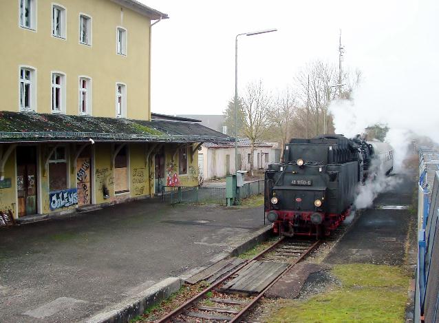 Letzter Zug mit englischen Eisenbahnfreunden am Bhf. Dinkelsbhl am 7.1.2013