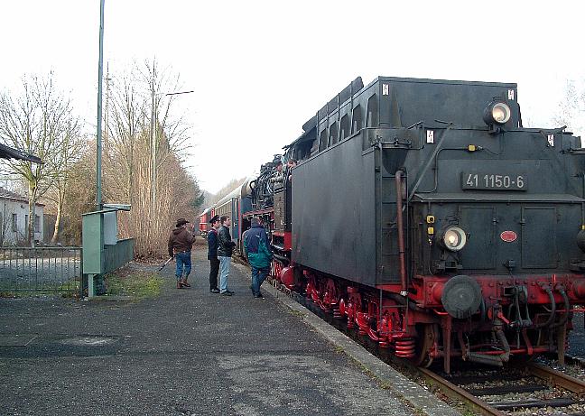 Letzter Zug vor dem Bahnhofsgebude am 7.1.2013