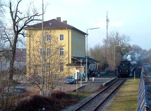 Letzter Zug hlt am Bahnhofsgebude 7.1.2013