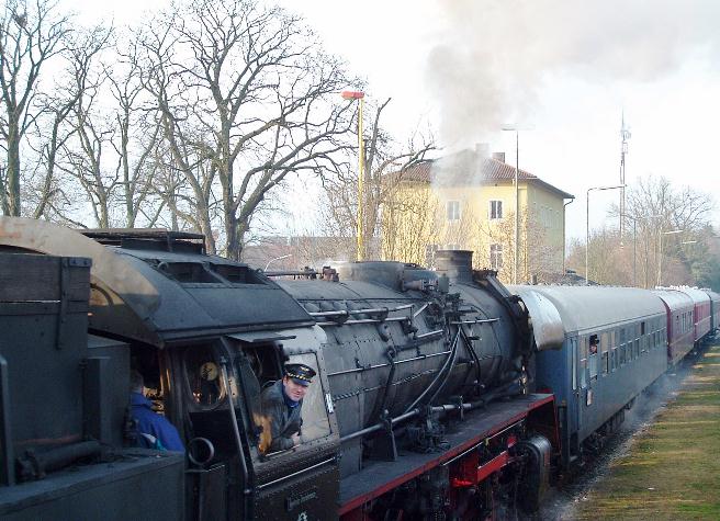 Letzter Zug vor dem Bahnhofsgebude am 7.1.2013