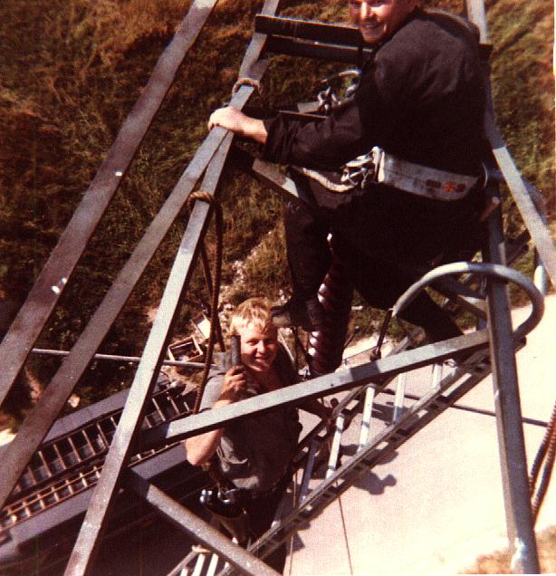 Auf dem Bahnstrommast