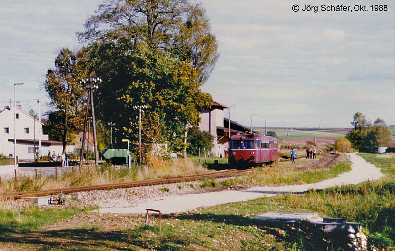 Vt 98 verlsst den Bahnhof Fremdingen in Richtung Dinkelsbhl - Museumsbetrieb 1988