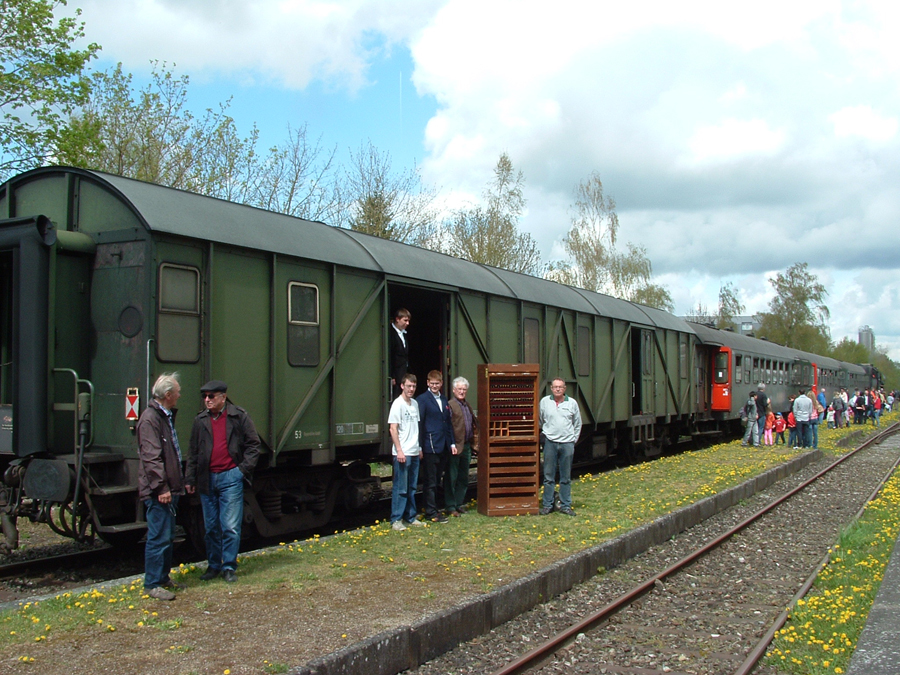 Schrankbergabe am Bahnsteig in Feuchtwangen 26.4.2015