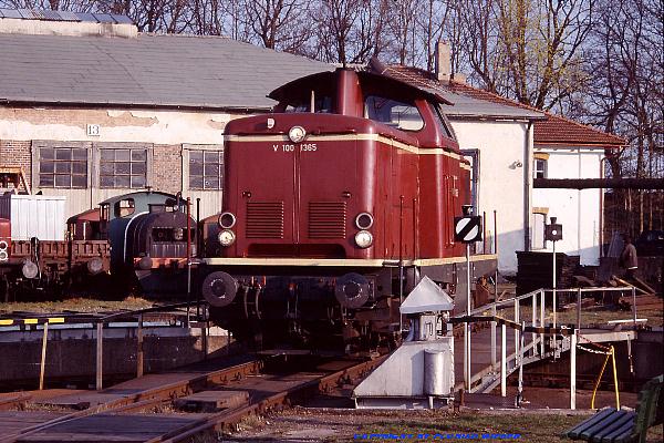 V 100 1365 auf der Drehscheibe in Nrdlingen