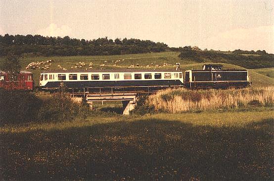 212er mit Akkutriebwagen am Rande des Ries 