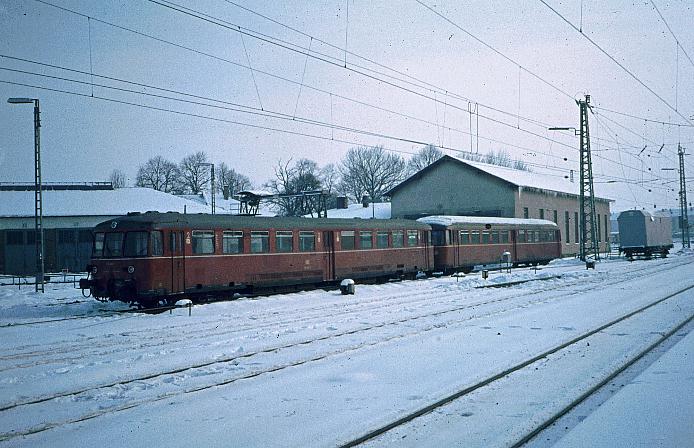 Vor der Triebwagenhalle Nrdlingen 30.1.1982