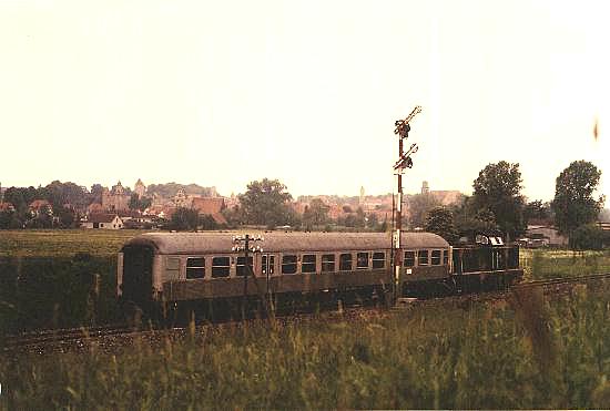 212 mit Silberling Einfahrt ind Dinkelsbhl 