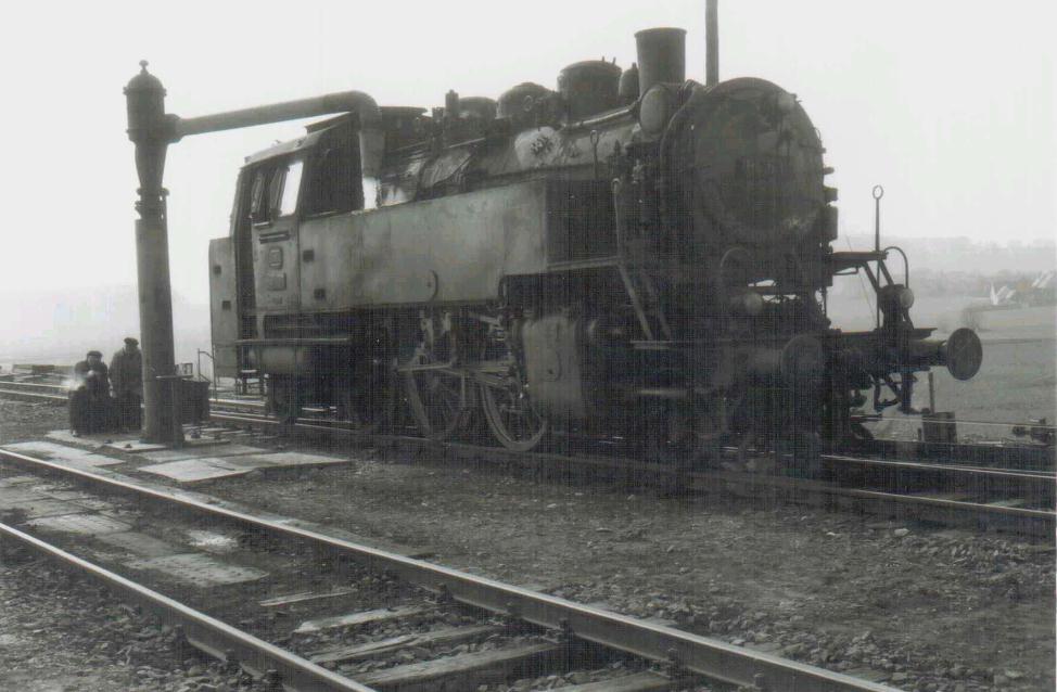 64 507 beim Wasserfassen in Dombhl um 1963/64