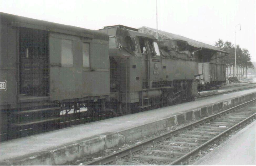 64 507 abfahrbereit auf damaligem Gleis 1 in Dombhl um 1963/64