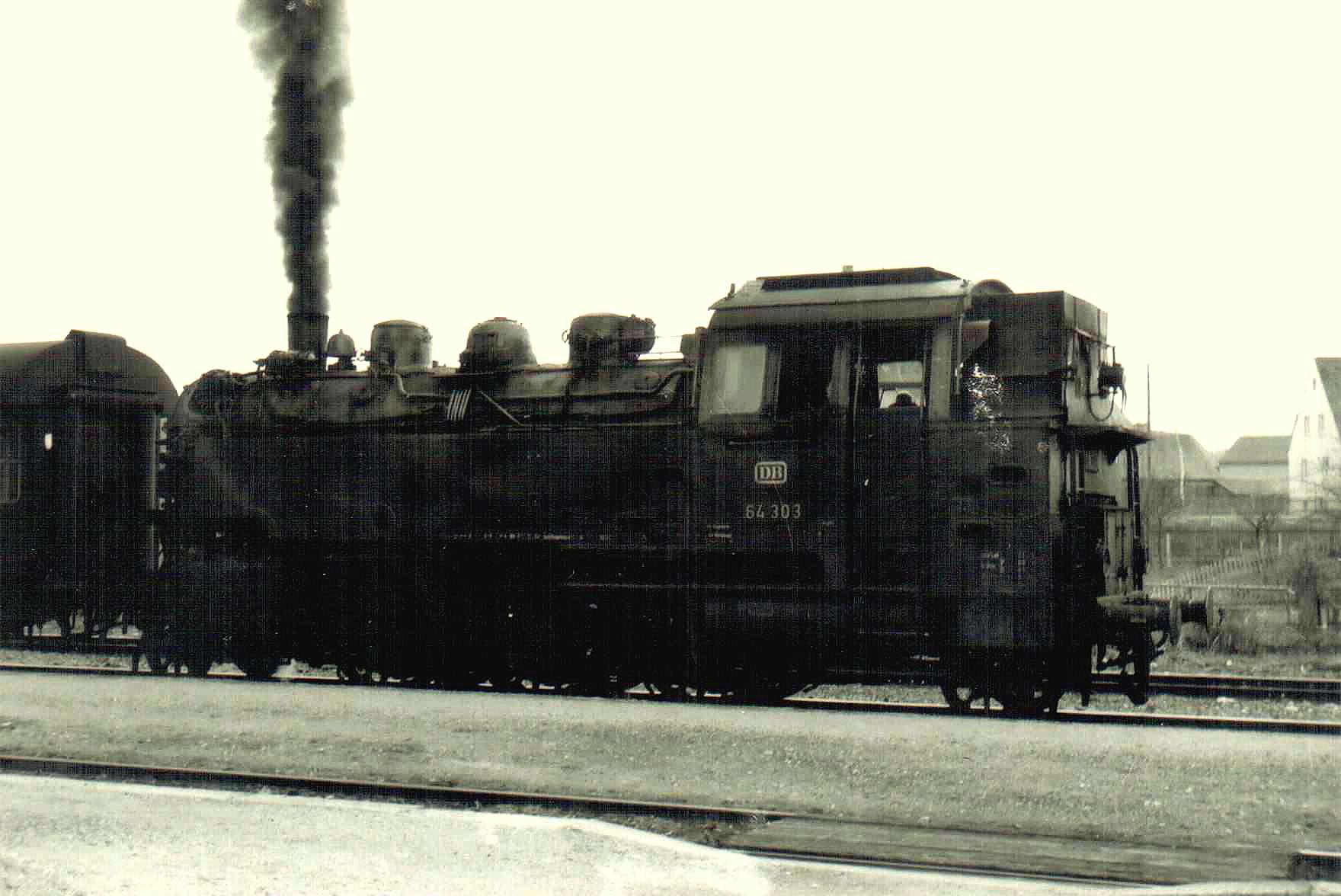 64 303 abfahrbereit Gleis 2 Feuchtwangen nach Dombhl 1963/64