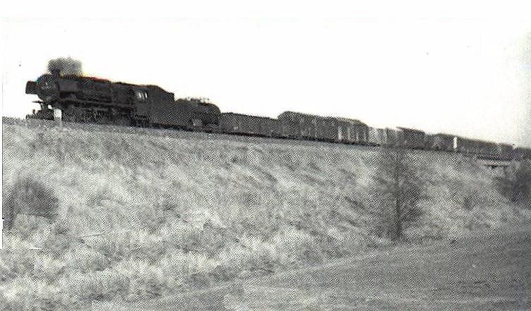 Eine 044er auf dem Damm zwischen Leutershausen-Wiedersbach und Bchelberg