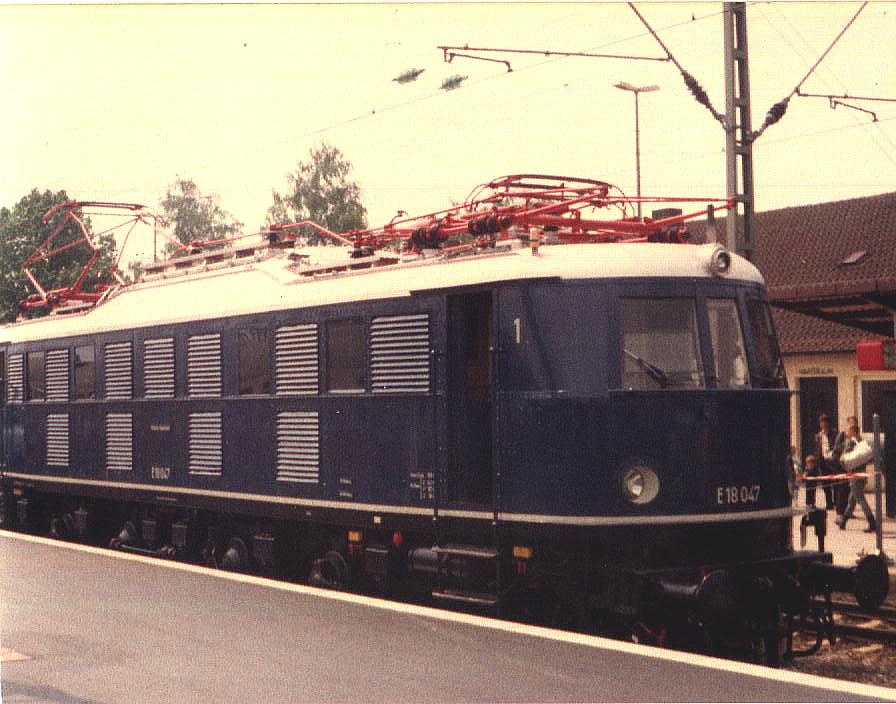 E 18 047 auf Gleis 3 in Crailsheim Mai 1985