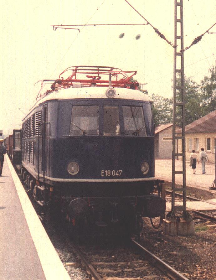 E 18 047 vor "Frankenkurier" in Crailsheim Mai 1985