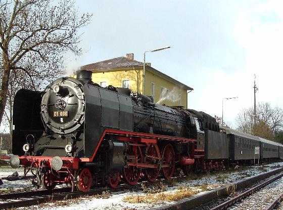 01 066 mit Sonderzug abfahrbereit in Richtung Mnchen - 18.12.04