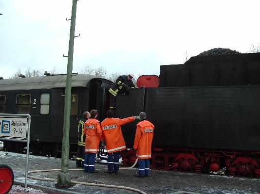 Dinkelsbhler Feuerwehr fllt den Tender der 01 066