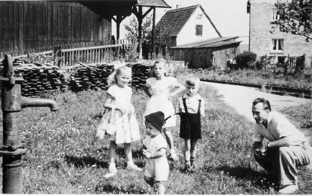 Vor dem Bahngebude