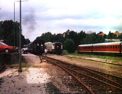 Sonderzge in Dinkelsbhl: VT 08 aus Stuttgart und Doppelstockwagen mit rollender Weinstrae aus Aalen  - 1993