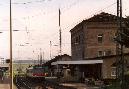 218er mit Wendezug auf Gleis 1 in Steinach - Sommer 2001