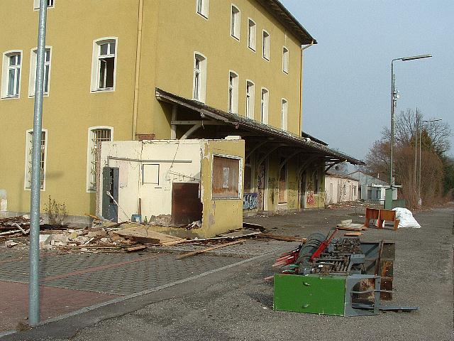 Ablage am Bahnsteig