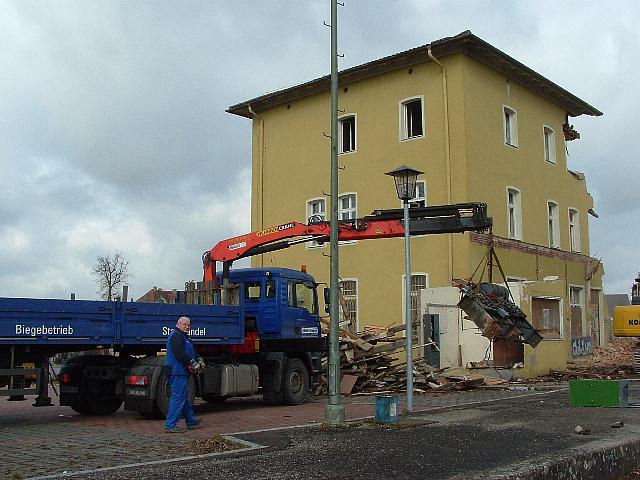 LKW der Firma Eisen-Fischer aus Nördlingen übernimmt