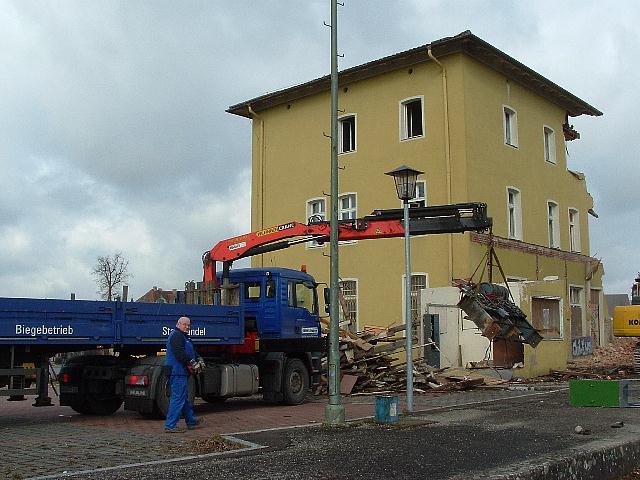 LKW der Firma Eisen-Fischer aus Nrdlingen bernimmt