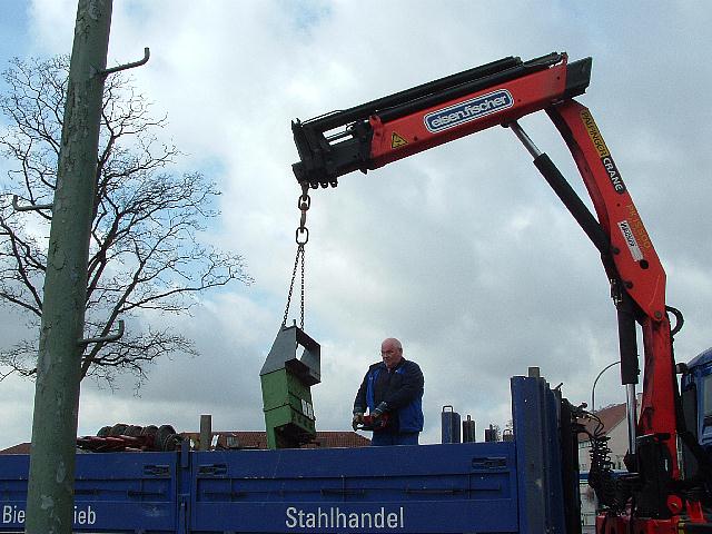 Stellweksteile auf LKW verladen