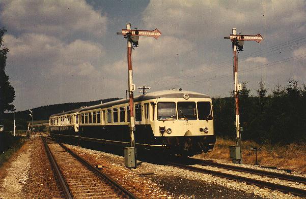 515er fhrt auf Gleis 2 ein