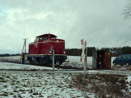 V 1365 auf Rckfahrt am Bahnbergang beim Rettenmeier