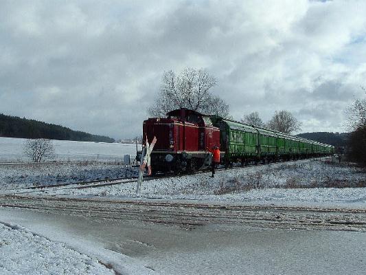 V 1365 mit vierzehn Waggons