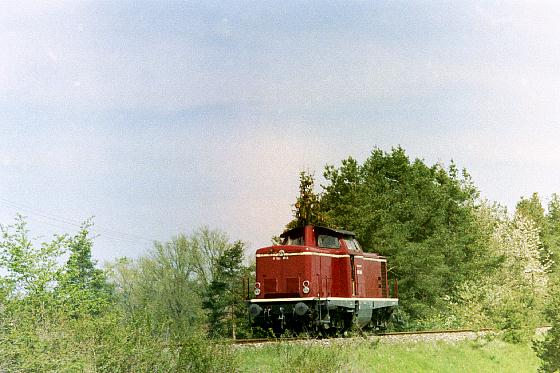 V 100 1365 im Frhjahr 2004 auf der Fahrt nach Dorfgtingen in Hhe des Kaltenbroner Weihers