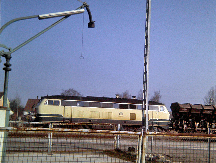 Diesellok 215 083-7 mit Schotterzug 1987