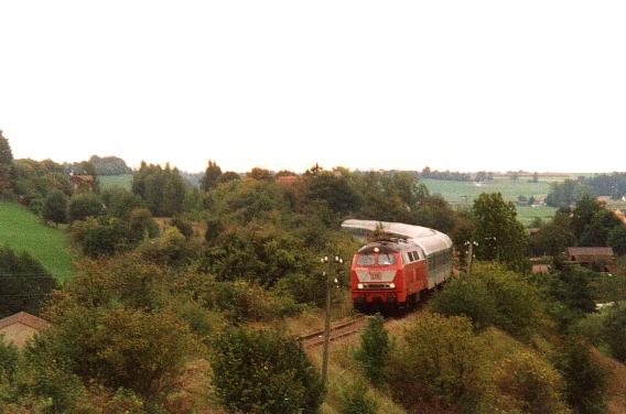 V 218 mit Sonderzug aus Vilshofen passiert Schopfloch