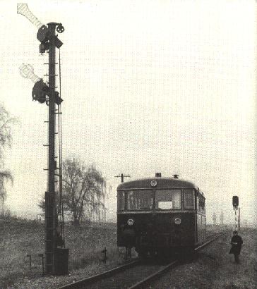 VT 98 wartet am nrdlichen Einfahrtsignal v. Feuchtwangen - 31.12.71